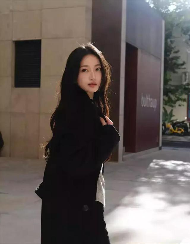 上海校花，172cm身段45kg，美得太犯规，让人移不开眼