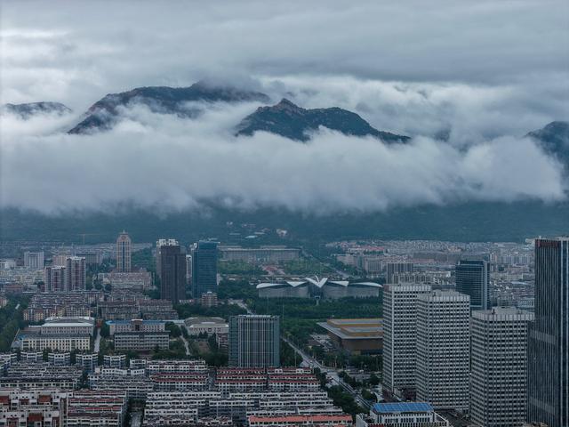 云雾中的泰岳：山与城的对话