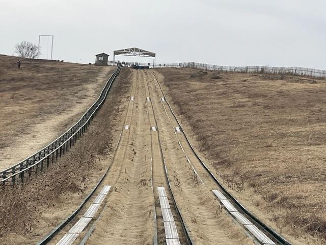 骑游六合平山赏早梅恋山山顶纵车飞