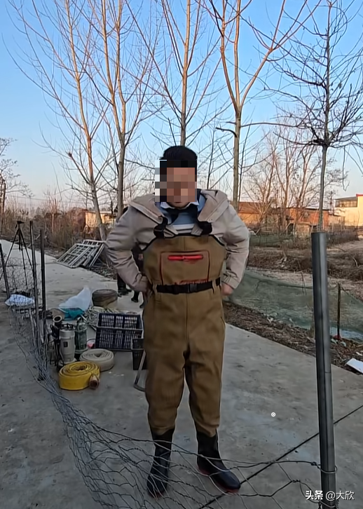 大鹅神秘消失后续：水塘抽干，淤泥被翻，网友质疑主人是炒作