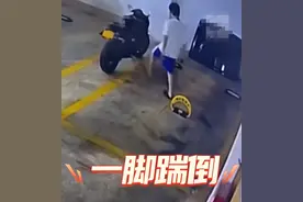 价值11万的摩托在地下车库，被陌生男子一脚踹倒，评论笑不活了图片