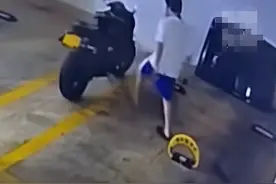 价值11万的摩托在地下车库，被陌生男子一脚踹倒，评论笑不活了图片