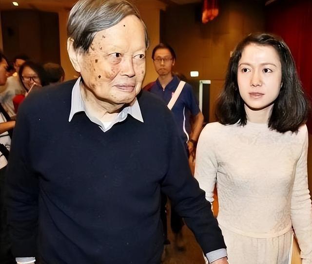 杨振宁去世后，翁帆再发文，49岁无子女的她，早已被安排好了后路