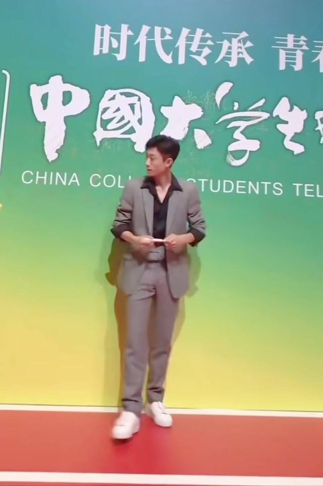 张一山要么不出来 一出来就是帅 这西装一穿 咋感觉他就是越来越帅了