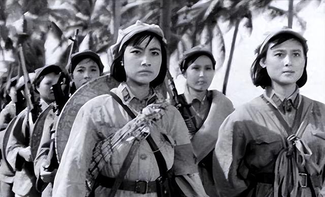 1950我军俘获一女土匪，审讯时她却说：我是红军，妇女独立团排长