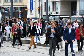 在卢森堡，本地的中产也没有经常外出吃饭，下馆子是为了庆祝才去图片