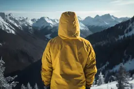 年入18亿，成毅代言的冲锋衣卖爆了，给始祖鸟上了一课图片