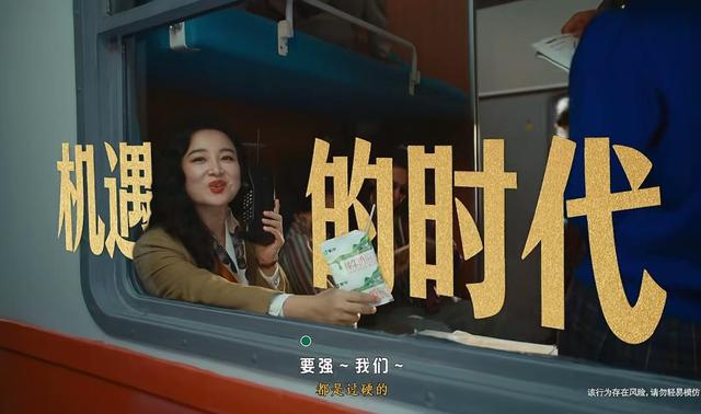 43岁贾玲新动态：大波浪烈焰红唇现身再创颜值巅峰，逆生长了这是