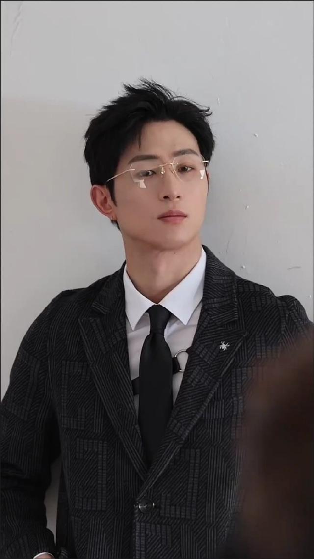 人靠衣装，反光板一打，行走的衣架瞬间变成了人见人爱的宝藏男人
