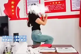 离大谱！村委会女子上班时间在办公室跳舞，官方回应，视频曝光图片