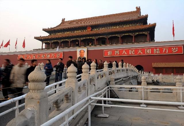 为何天安门不悬挂毛主席的照片，反倒要挂主席的画像？