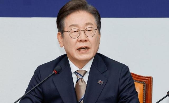 登上赴京专机，李在明先送2句话	，王毅挂断电话，统一最强音发出