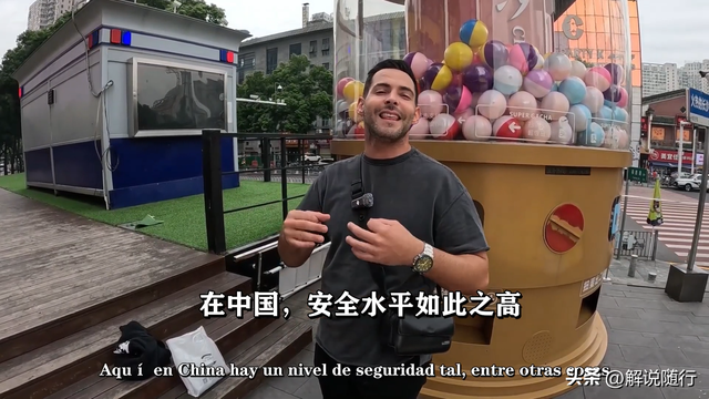 被夜生活科技智能公益体彻底震撼！外国夫妇特殊遭遇感动到落泪