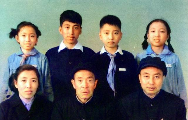 华国锋夫人韩芝俊有多美？1961年在长沙的全家福，30岁她端庄贤惠