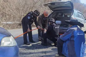 面包车国道抛锚，民警紧急救援图片