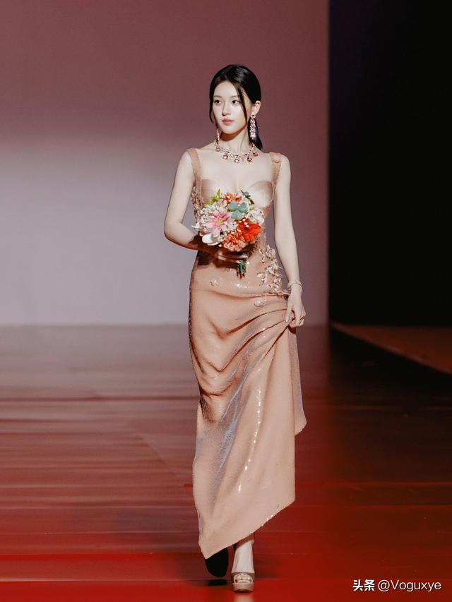 赵露思红毯压轴