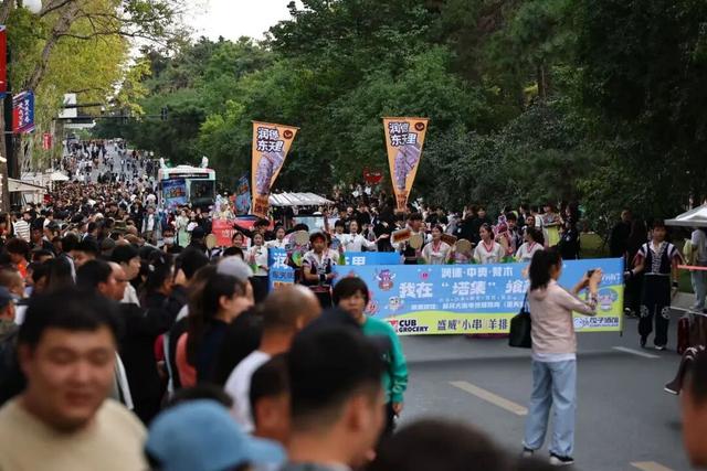 在新民大街，我被360°的快乐和人潮“包围”了！