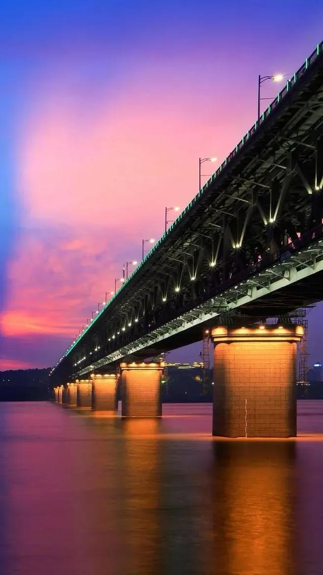 武汉:从“不服输”到“YYDS”,这座城市到底有多能打?