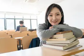 老公的侄女在我家吃住三年，高考结束搬走那天，她让我打开抽屉锁图片