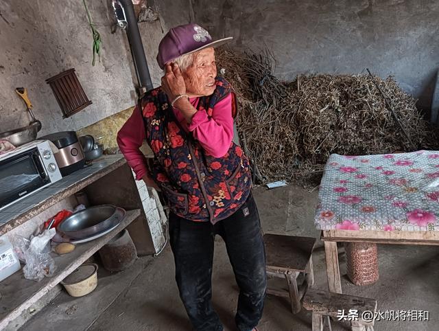 “家有一老	，如有一宝”——这不，骑单车回老家看望94岁的妈妈！