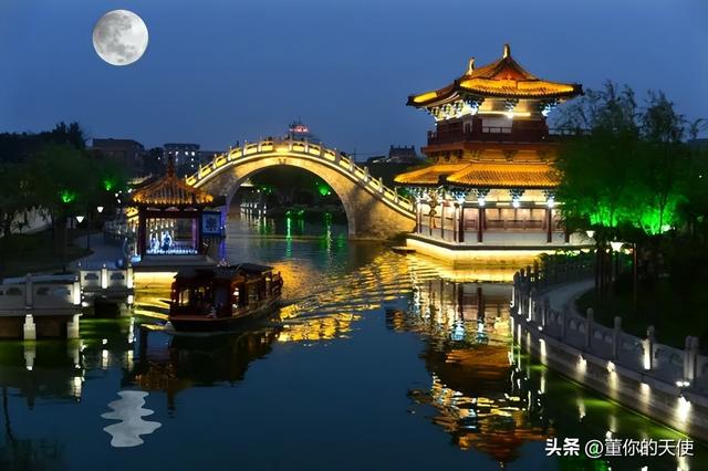 游客在河南一景区游玩买补给没网又没钱，老板一句话，众人：得给