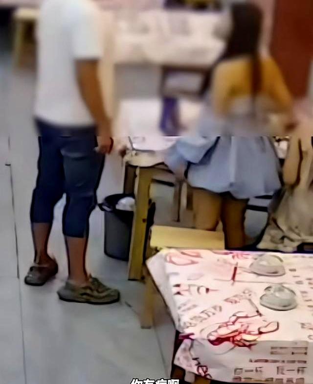 女子餐馆吃宵夜，被邻桌男子摸头辱骂后报警。网友：穿成这样怪谁