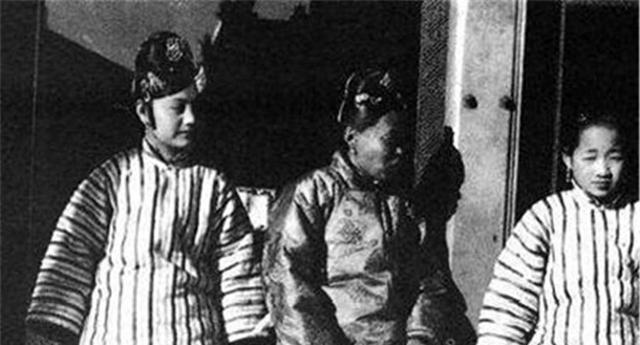 1906年，一位清朝女子自愿脱下衣服，让洋人拍下这组裸体照片