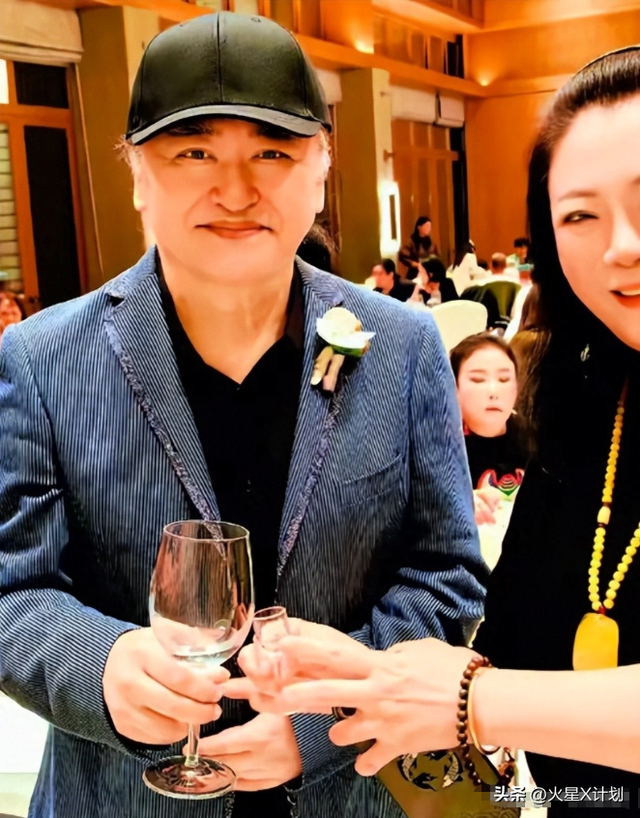 刘欢女儿举行婚礼！桌上摆了茅台，刘欢眼眶红了，新娘打扮掉价
