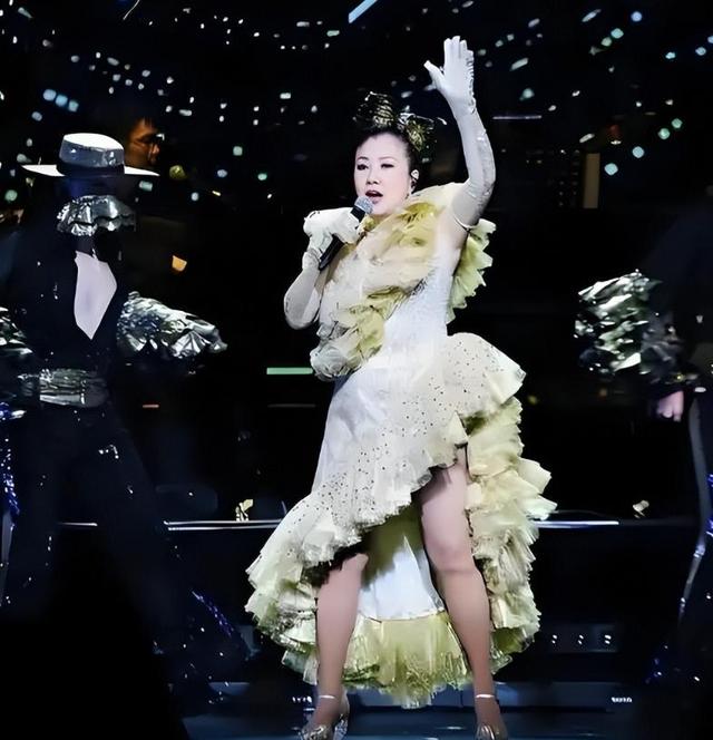 78岁连路都走不稳还开演唱会，全网骂声一片，她却扬言回馈粉丝