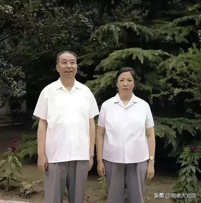 华国锋夫人有多美？1961年全家在长沙留影，韩芝俊30岁，端庄贤淑