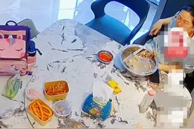 女儿班级联欢晚会，妈妈准备了一堆好吃的，结果女儿一口没吃着。图片