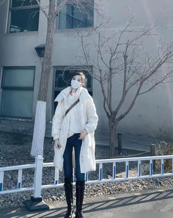 建议女人：羽绒服最好选这3种高级色，时髦洋气，适合25~40岁借鉴