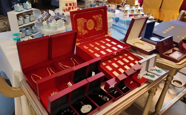 潮汕富豪15岁儿子成人礼:1箱金条 金链加身引发吃瓜群众围观