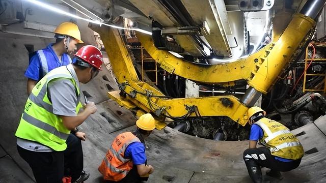 岸田文雄头疼了！2023年仅出口6台光刻机，利润暴跌至少22%