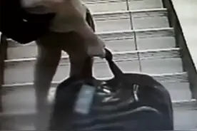 2010年，小男孩心疼妈妈帮提行李箱，反被妈妈装入箱子，抛尸河中图片