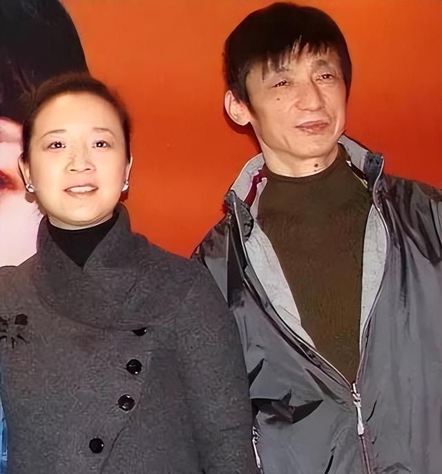 她是国家一级女演员，多次给坐轮椅丈夫戴绿帽，如今儿子也是演员