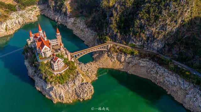 兴义孤岛上出现童话城堡，花2.4亿元建造，被捧为网红景点