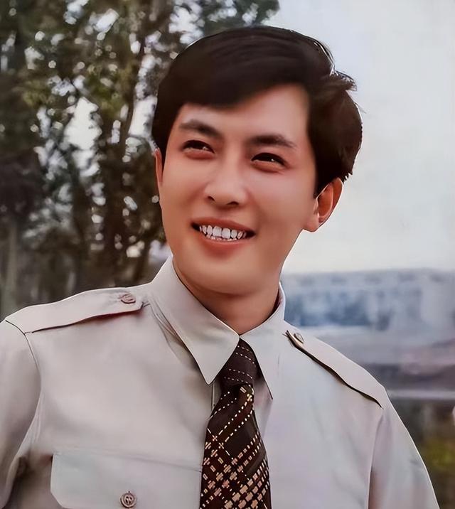 没想到，73岁唐国强受邀观礼阅兵刚一个月	，竟再令所有人刮目相看
