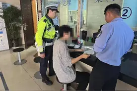 男生独自赴考半路发现身份证遗失，民警联系监考老师在考场内找到图片