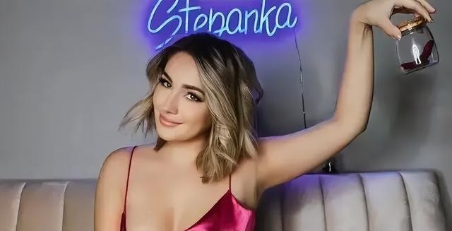 全世界最赚钱的擦边女王，一年擦出5.8亿