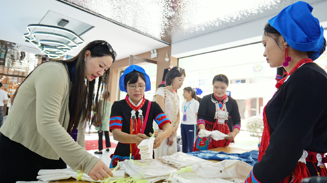 边境风光触手可及，民俗活动精彩纷呈！参加2025年国门文化“极边好声音——红河国门歌会”的嘉宾走进河口