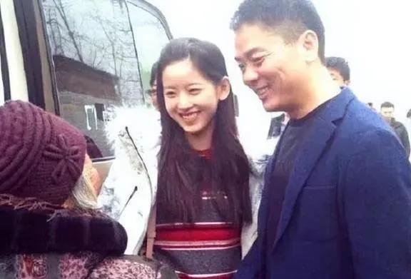 刘强东现身家乡超市，问大妈“价实不”？这波烟火气赢了
