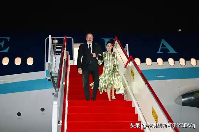阿塞拜疆第一夫人在北京太美了！穿白裙观礼气质绝了，美如超模