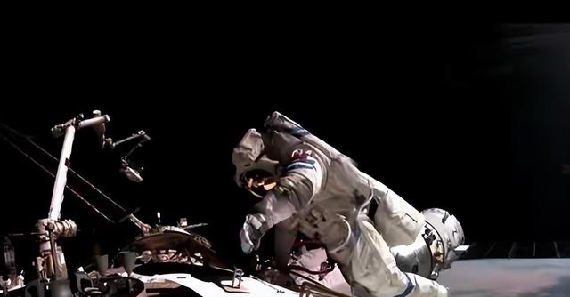 神舟二十遇碎片撞击？中国载人航天应急救援，7天就能接回航天员