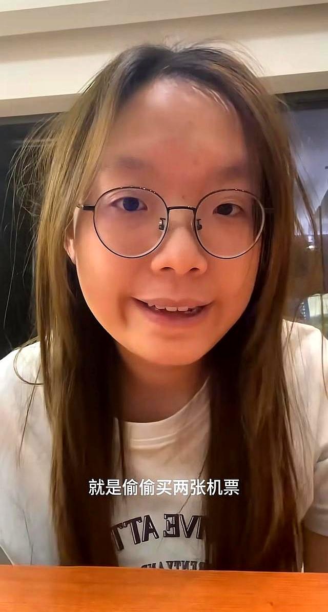 谢浩男爸爸泰山还愿震天吼！谢妈穿长裙现身南京，大女儿走路如风