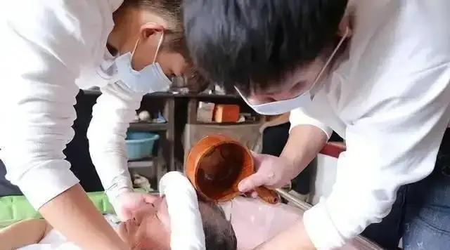 陕西女子专为老人提供服务，500元一次，常抱怨：身上全是烂疮