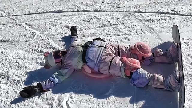 全红婵晒11秒滑雪视频，佩戴粉色乌龟护具，摔了又摔！网友：屁股痛吗