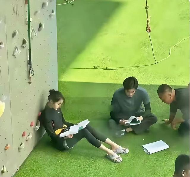 网友偶遇关晓彤吊威亚攀岩，腿也太长了吧，让旁边的人自形惭秽