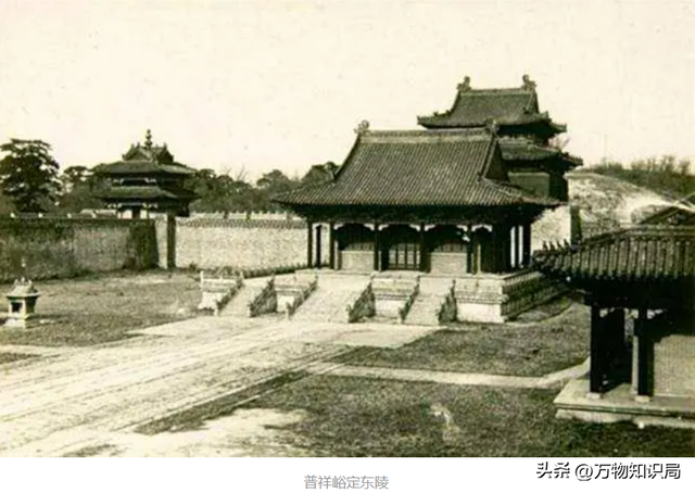 1983年慈禧墓开棺老照片：出土时全身长白毛，牙齿和指甲保存完整