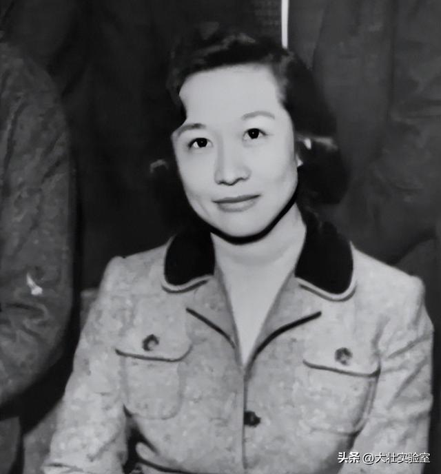 杨振宁妻子杜致礼有多美？1947年在美国的留影，她20岁，气质不凡